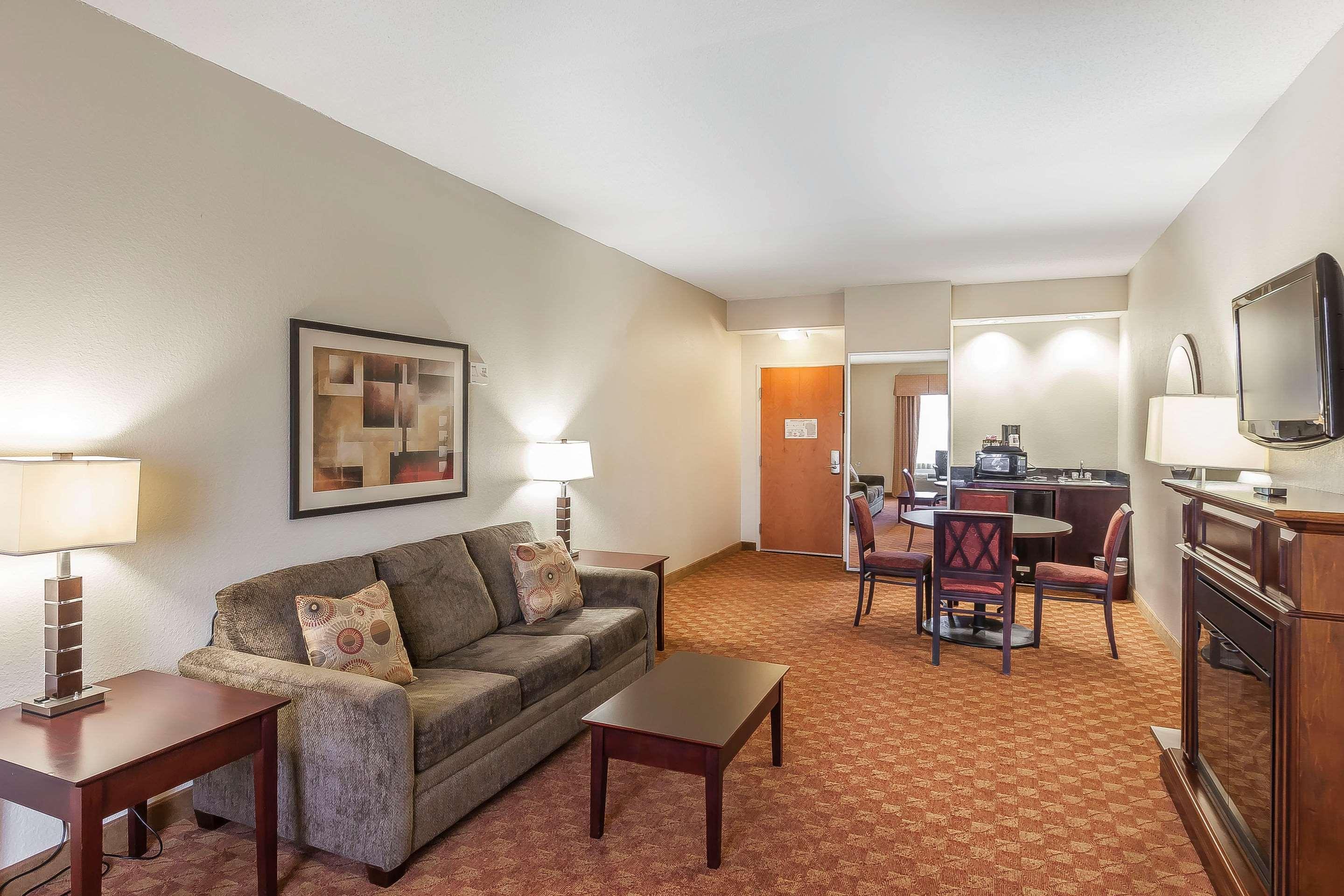 คอมฟอร์ต สวีท คองคอร์ด มิลส์ ซัฟฟอล์ก เชสพีก Hotel ภายนอก รูปภาพ