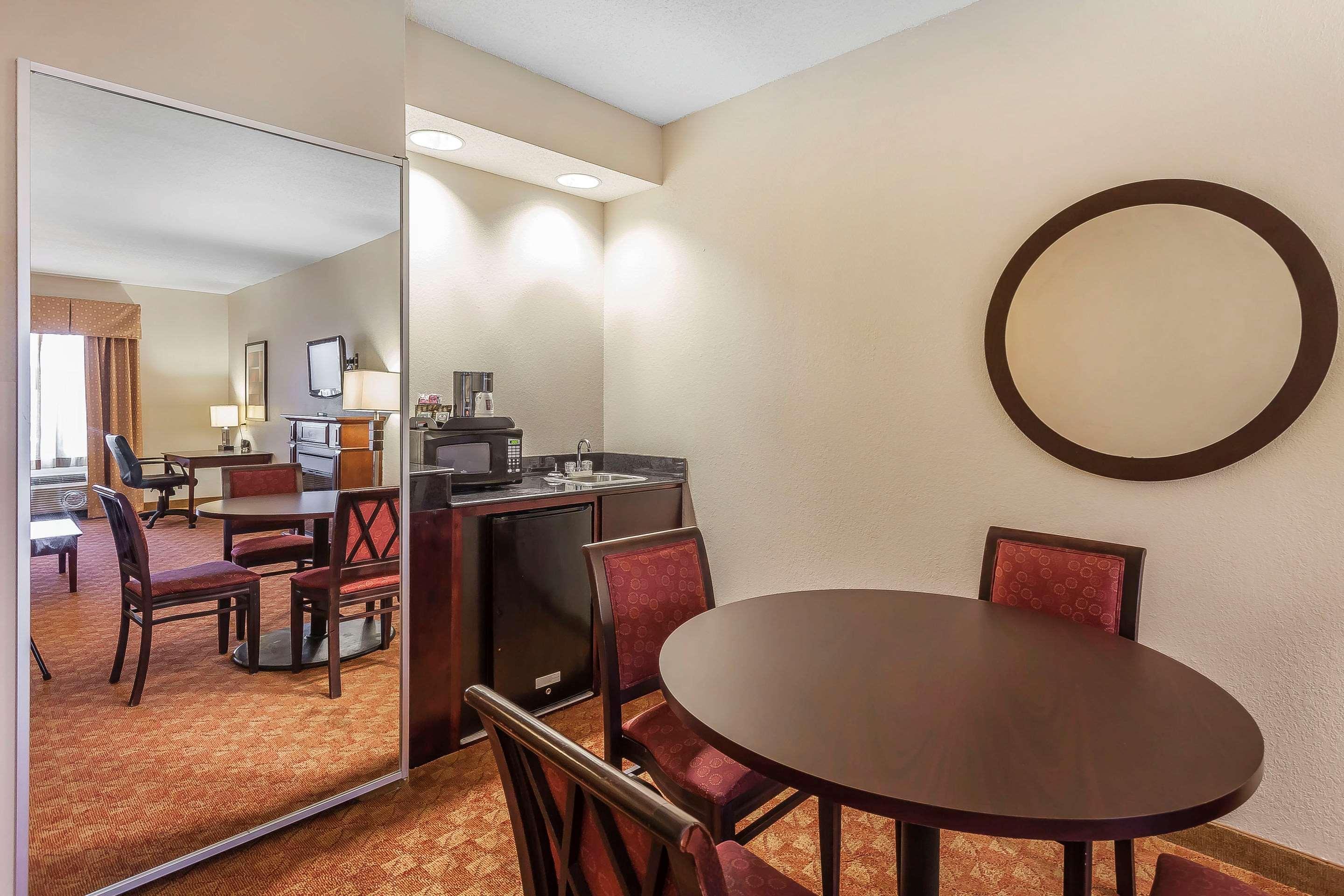 คอมฟอร์ต สวีท คองคอร์ด มิลส์ ซัฟฟอล์ก เชสพีก Hotel ภายนอก รูปภาพ
