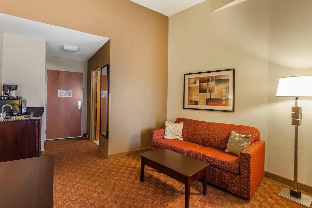 คอมฟอร์ต สวีท คองคอร์ด มิลส์ ซัฟฟอล์ก เชสพีก Hotel ภายนอก รูปภาพ